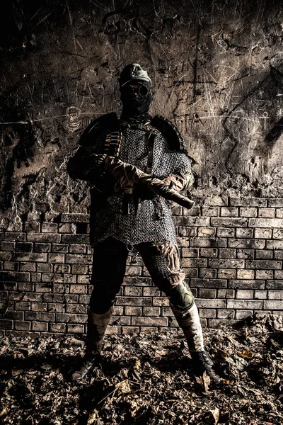 Post apocalypse soldier aiming with handmade gun — Stock Photo, Image