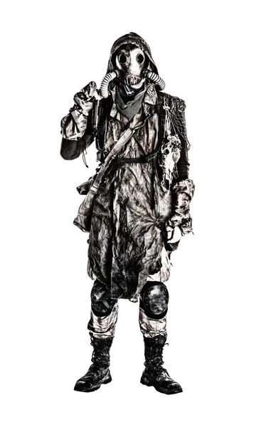 Sobrevivente pós-apocalíptico em máscara de gás e trapos — Fotografia de Stock