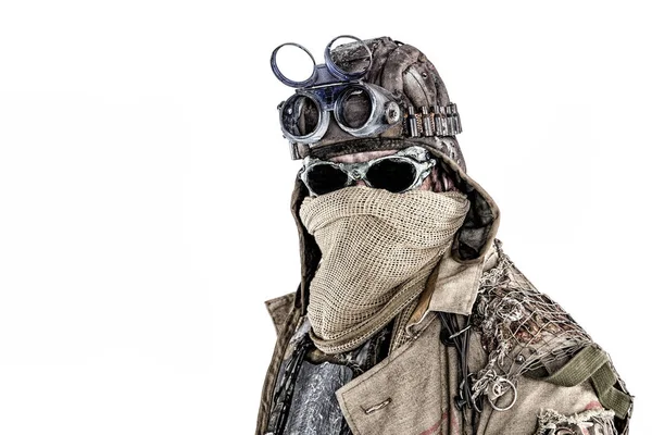 生態学的黙示録サバイバーの隠された顔を持つ — ストック写真