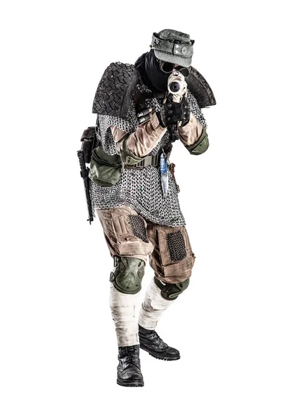 Soldado pós-apocalíptico apontando arma de fogo — Fotografia de Stock