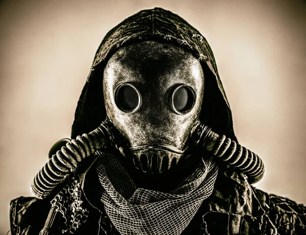 Portrét postapokalyptického přeživšího v plynové masce — Stock fotografie
