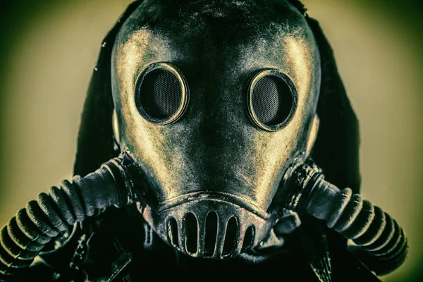 Portret van een postapocalyptische overlevende met gasmasker — Stockfoto