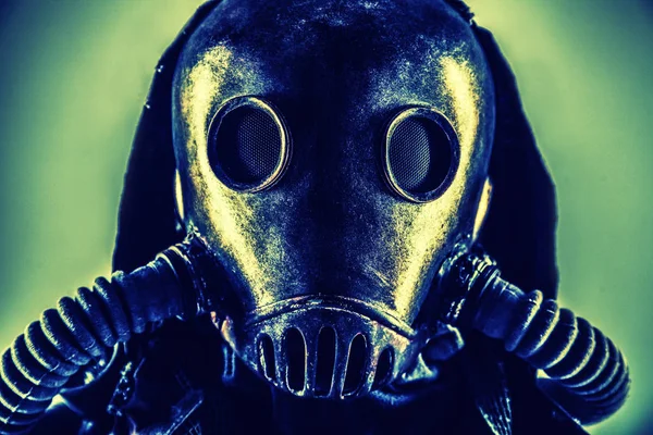 Portrait of post apocalyptic survivor in gas mask — Stock Photo, Image