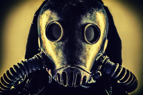 Retrato de sobrevivente pós-apocalíptico em máscara de gás — Fotografia de Stock