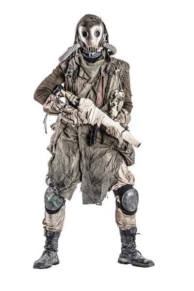 Criatura post apocalíptica en máscara de gas armada con pistola — Foto de Stock
