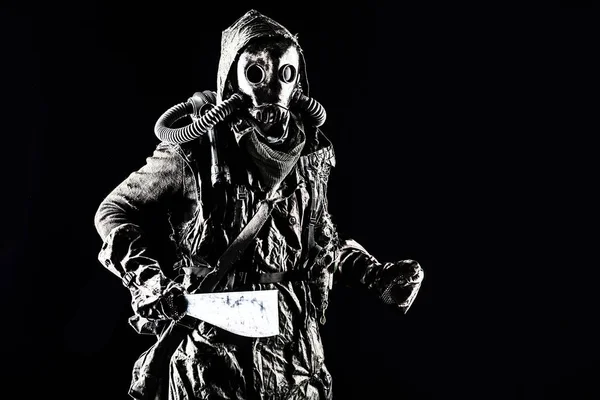 Вижила в екологічній катаклізмі людини в газовій масці — стокове фото