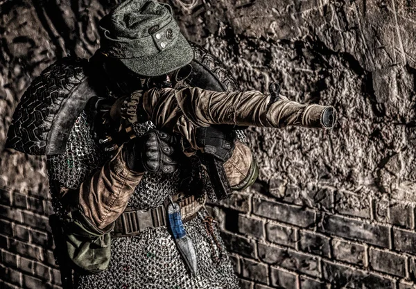 Soldado post apocalipsis apuntando con pistola hecha a mano —  Fotos de Stock