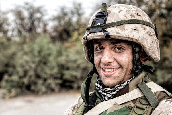 Porträtt av leende soldat i trasiga hjälm — Stockfoto