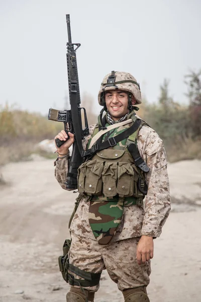 Ausgerüstete Marine posiert mit Dienstgewehr — Stockfoto