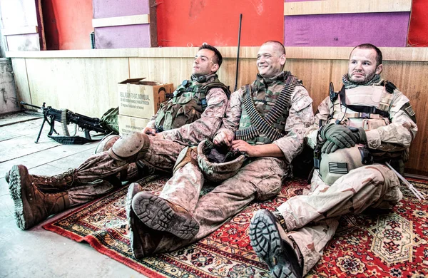 Soldados comunicándose y descansando después de la misión en el puesto avanzado —  Fotos de Stock