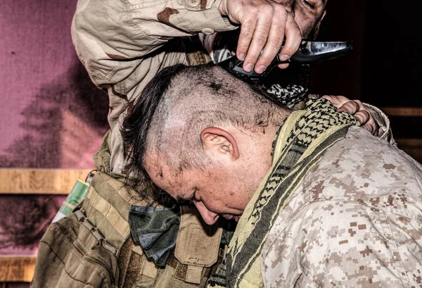 Soldat nedskärningar kamrater hår med trimmer eller clipper — Stockfoto