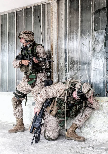 Détachement d'assaut Commando soldats sous le feu ennemi — Photo