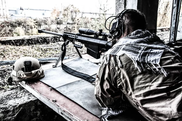 Penembak jitu Angkatan Darat siap tempur pada posisi menembak — Stok Foto