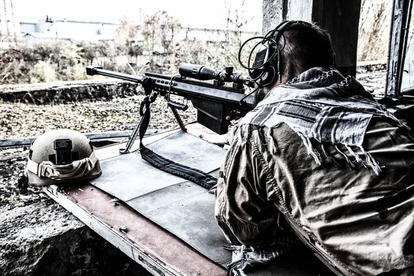 Sniper do Exército em prontidão de combate na posição de tiro — Fotografia de Stock