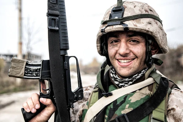 Marinho equipado posando com rifle de carabina de serviço Fotografias De Stock Royalty-Free