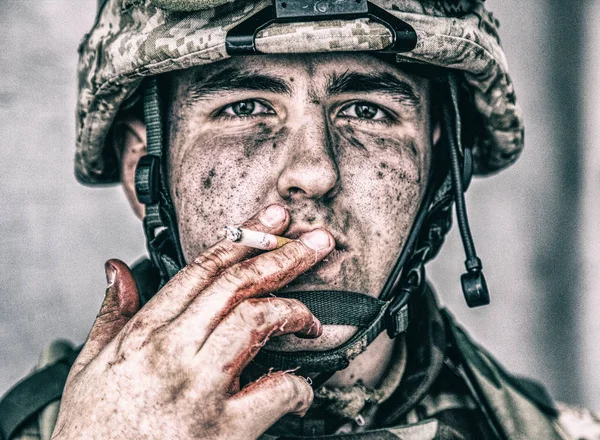 Soldato stressato con le mani nel fumo di sangue — Foto Stock