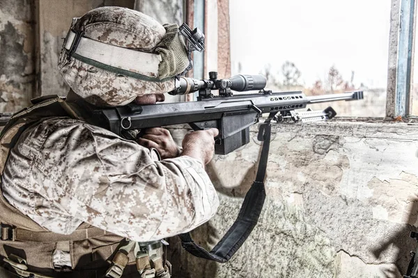 Exército atirador atirador com rifle de grande calibre — Fotografia de Stock