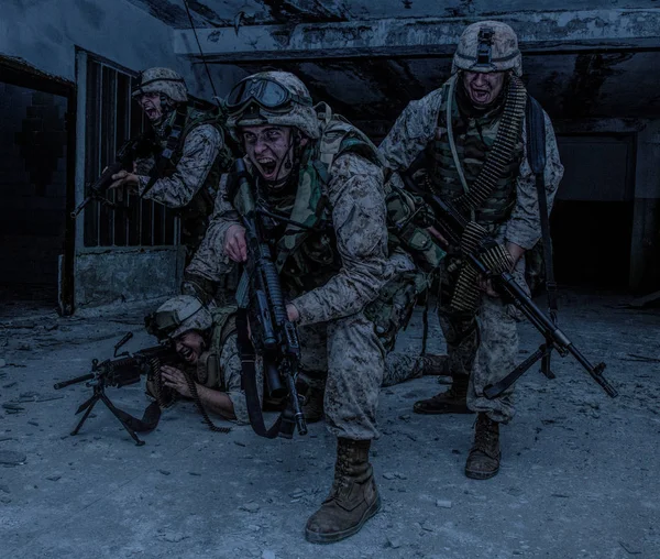 Soldados del Cuerpo de Infantería de Marina avanzan con fuego — Foto de Stock