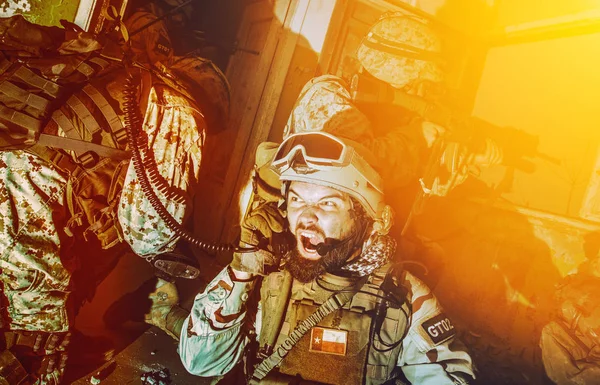 Líder de equipo del Ejército coordinando compañeros de equipo con radio — Foto de Stock