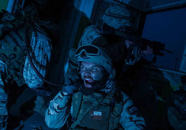 Takım arkadaşları radyo ile koordine ordu takım lideri