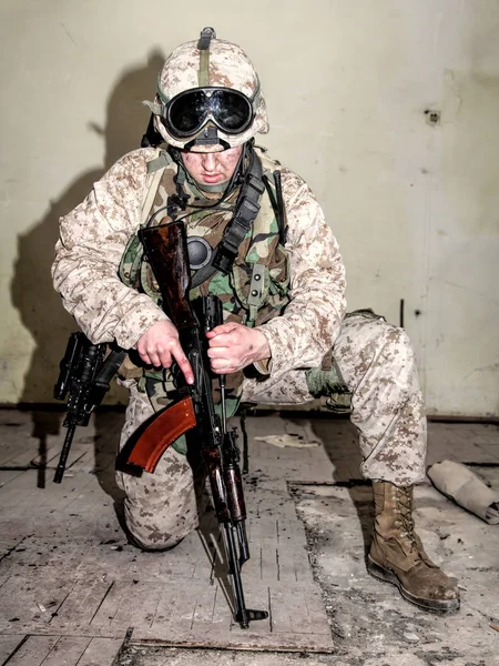 Komando voják střelec demontáž nepřátele pěchotní zbraně — Stock fotografie
