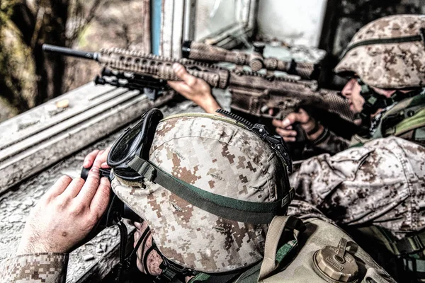 Leger sniper team schieten met groot kaliber geweer Stockfoto