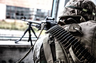 Komando asker makine gunner penceresinden ateş