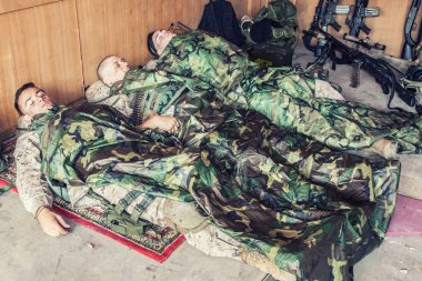 Geçici üssünde katta uyuyan yorgun asker