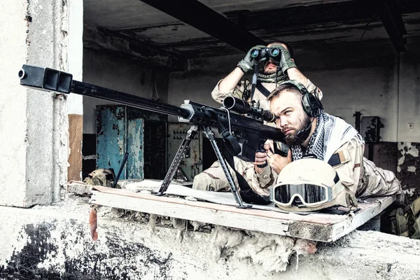 Equipe de atirador com rifle de grande calibre em emboscada — Fotografia de Stock