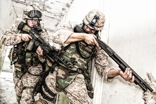 Marineinfanteristen räumen Räume bei Kampf im Stadtviertel — Stockfoto