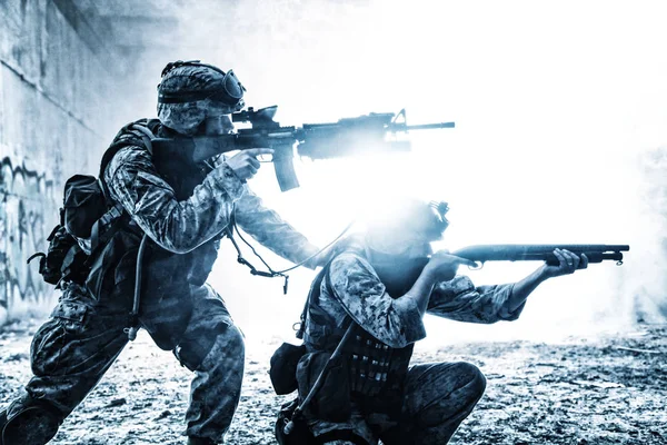 Két támadó katonák körül a láng és a füst — Stock Fotó
