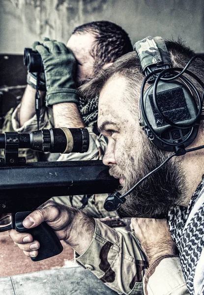 Equipe de atirador com rifle de grande calibre em emboscada — Fotografia de Stock