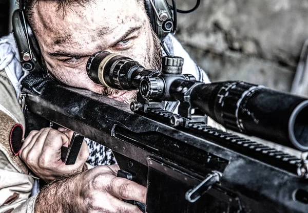 Sniper do Exército em prontidão de combate na posição de tiro — Fotografia de Stock