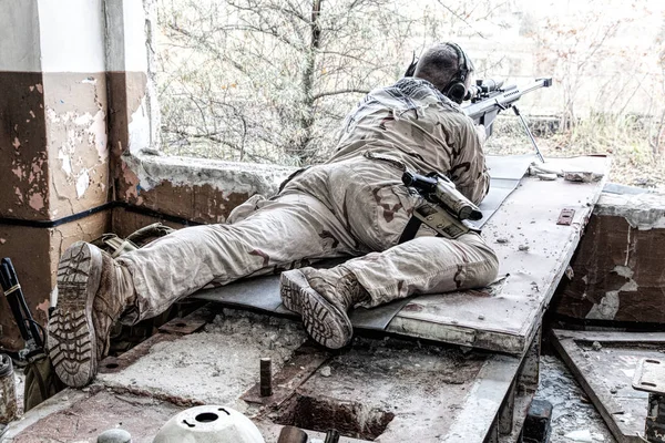 Leger sniper in bestrijding bereidheid op het afvuren positie Stockfoto