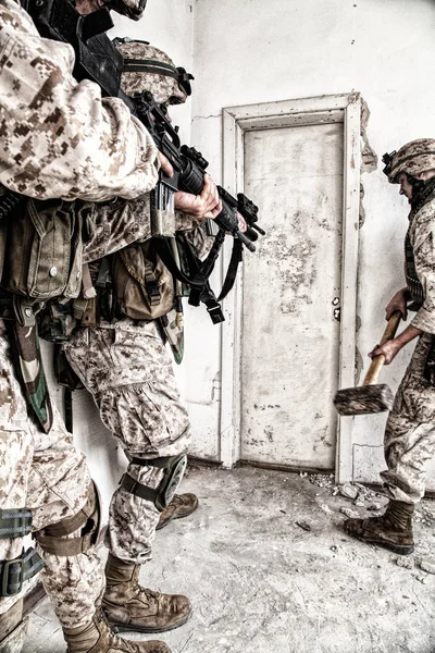 Marines clearing rooms with fight in city quarter — Stock Photo, Image