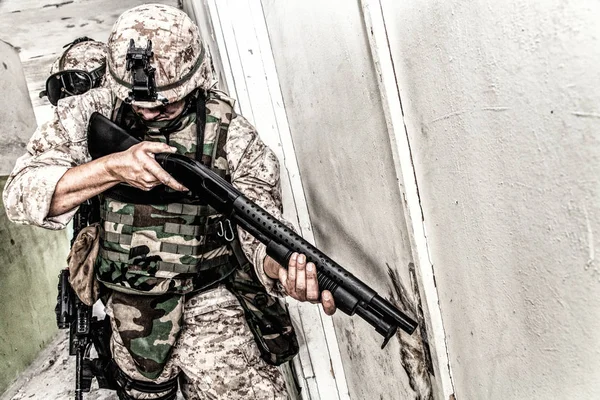 Marines clearing rooms with fight in city quarter — Stock Photo, Image