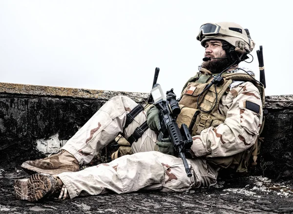 Armia Strzelec siedzi na dachu posterunek obserwacyjny — Zdjęcie stockowe