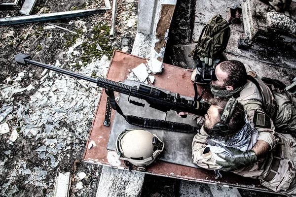 Commando squadra cecchino in agguato durante la lotta in città Foto Stock