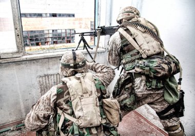 Ordu makine topçu saldırıları düşman amaçlı ateşle