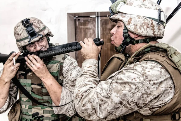 Soldiers smoking marijuana with combat shotgun joking — Stock Photo, Image