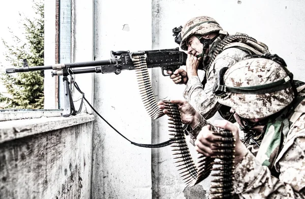 Marine Corps Machine Gun Besättningen Skytte Genom Fönster Förstörd Byggnad — Stockfoto