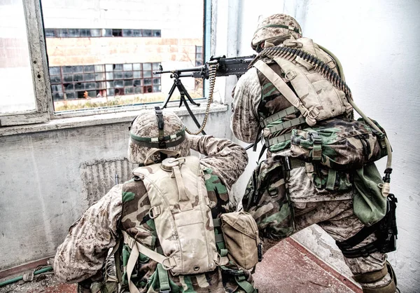 Армійський кулеметник атакує ворога з прицільним вогнем — стокове фото