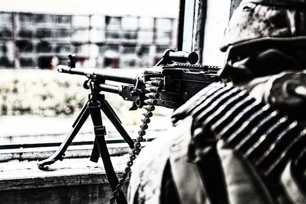 Commando kulspruteskytt soldat skjuter från fönster — Stockfoto