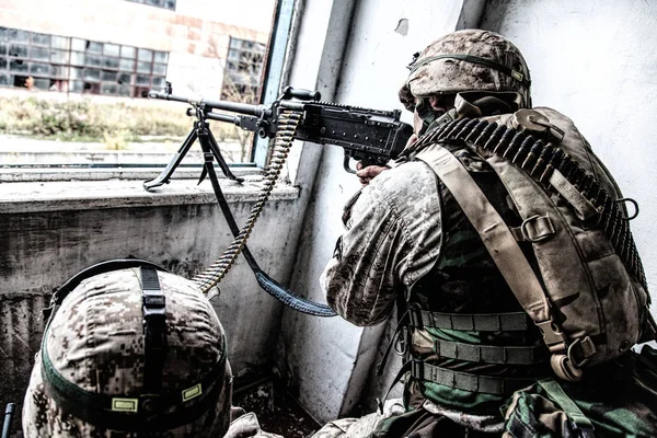 Armén kulspruteskytt angrepp fienden med riktade eld — Stockfoto