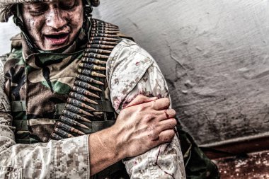 Omuz asker dur kanama çalışıyor yaralı