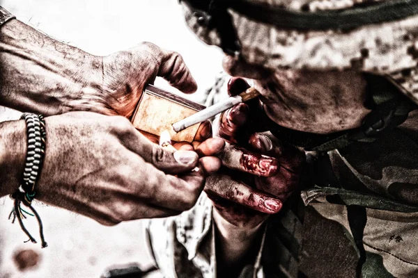 Wounded army soldier lights cigarette and smoking — Stock Photo, Image