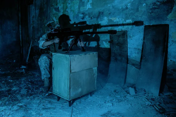 Army sniper firing with 50 caliber rifle at night — Stock Photo, Image