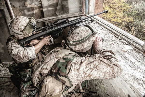 Exército atirador equipe tiro com rifle de grande calibre — Fotografia de Stock