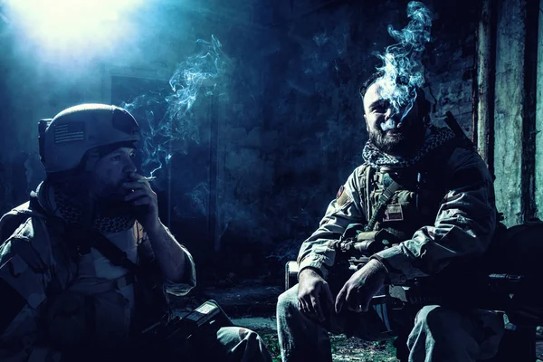Trött commando soldater rökning efter intensiv eldstrid — Stockfoto