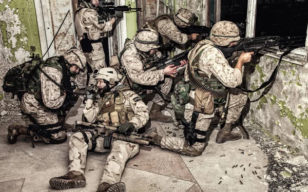 Elite assault squad keeping defense in city fight — Stock Photo, Image